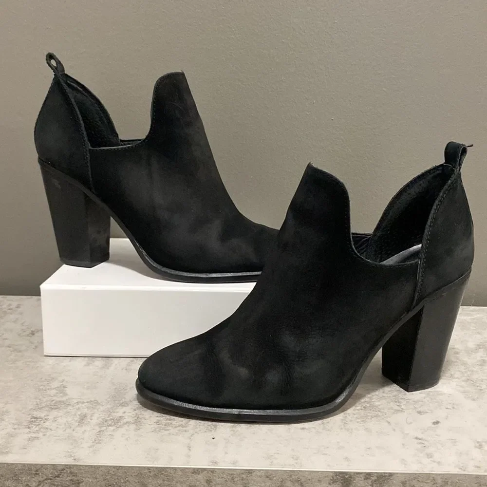 Vince Camuto Black Suede Ankle Shoe Boots/ Booties Size 8.5